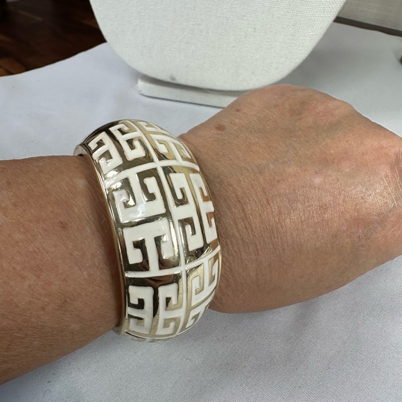 Vintage Stroili goldtone Greek key clamper bracelet - Picture 5 of 6